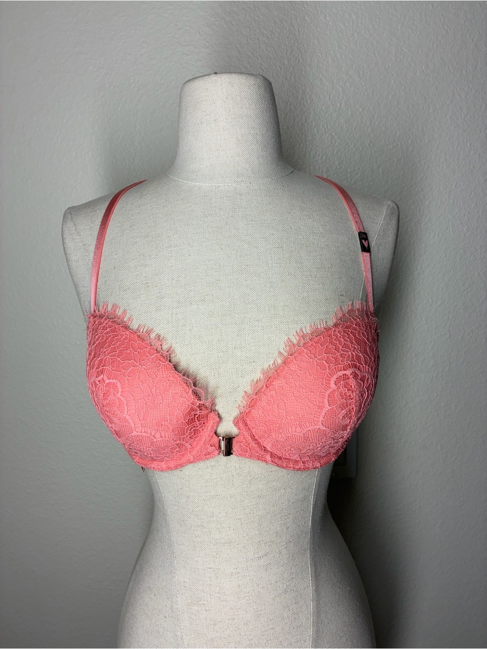NWT Victoria's Secret Coral Lace Push-Up Bra with Front Closure, size 34C